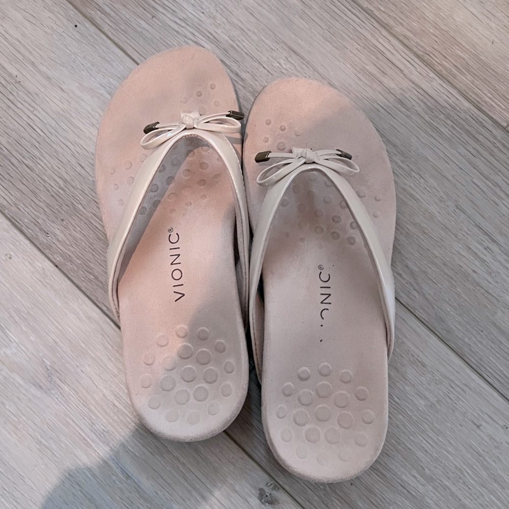 Vivonic Bella 9 wide worn 2 times. No wear except for the base as shown …